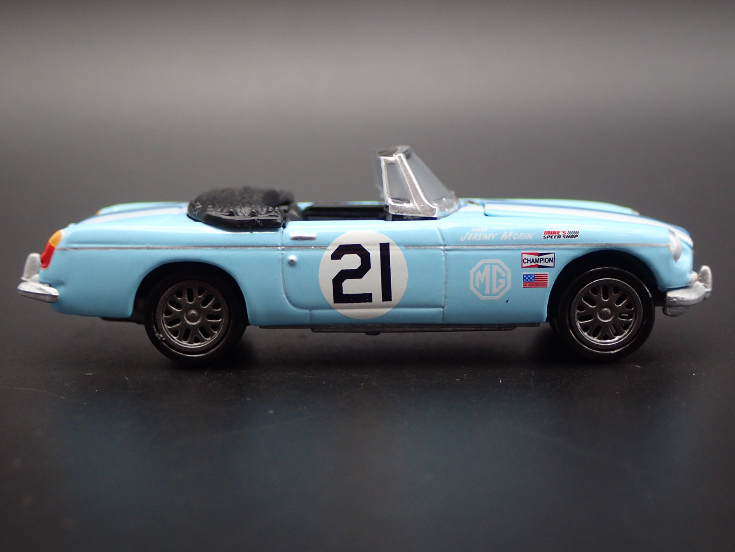 1962-1980 MG MGB CONVERTIBLE 1:64 SCALE COLLECTIBLE DIORAMA DIECAST MODEL CAR