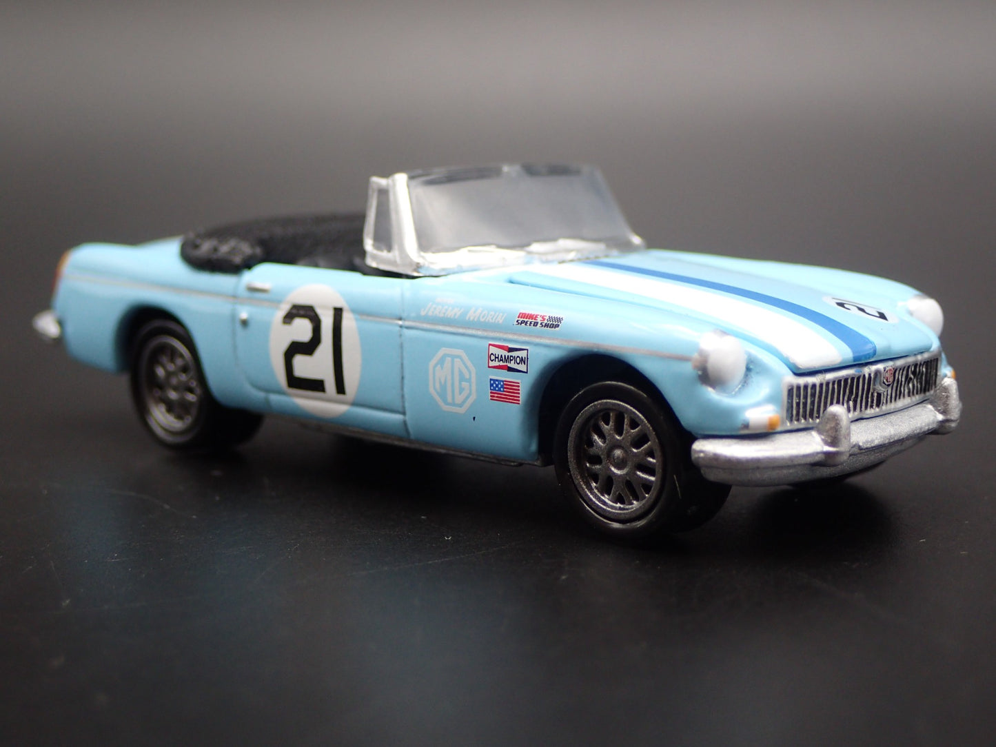 1962-1980 MG MGB CONVERTIBLE 1:64 SCALE COLLECTIBLE DIORAMA DIECAST MODEL CAR