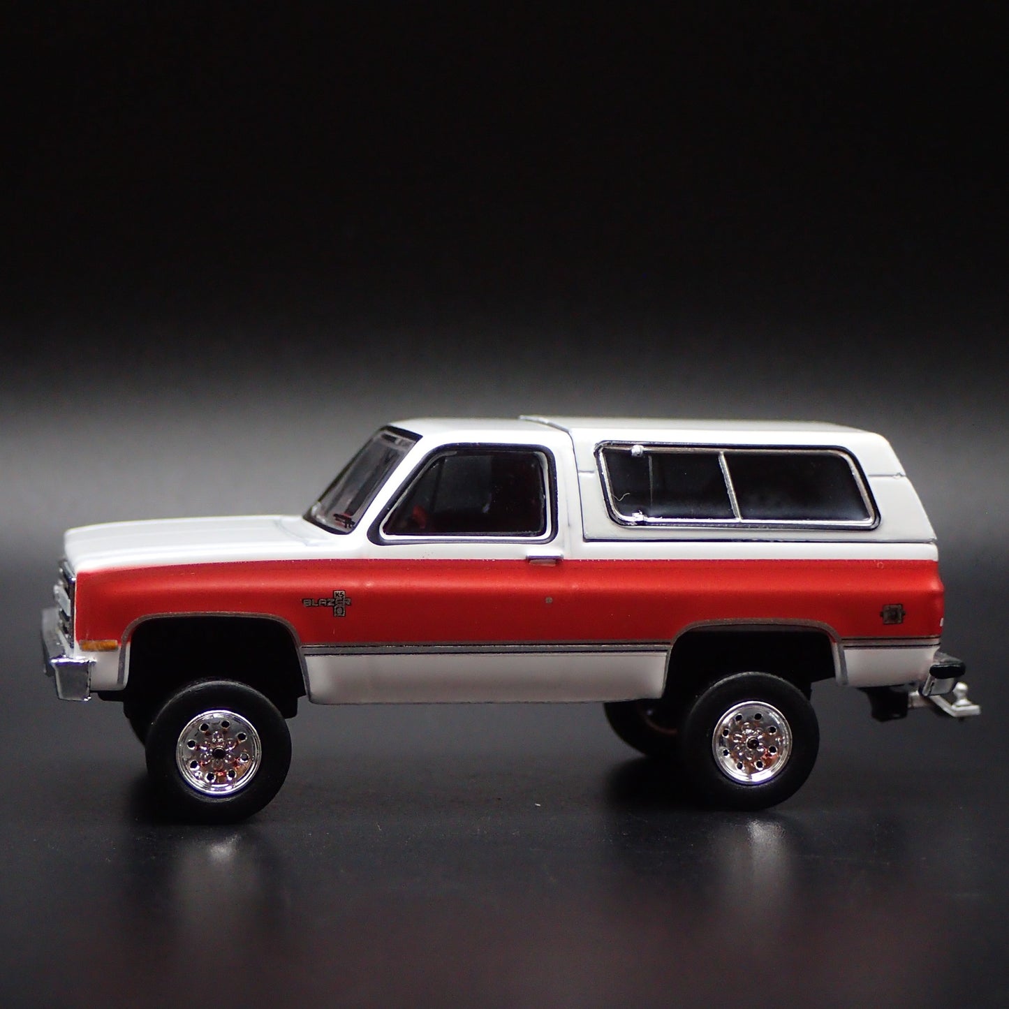 1984 84 CHEVY CHEVROLET K5 BLAZER SQUAREBODY HITCH 1:64 SCALE DIECAST MODEL CAR