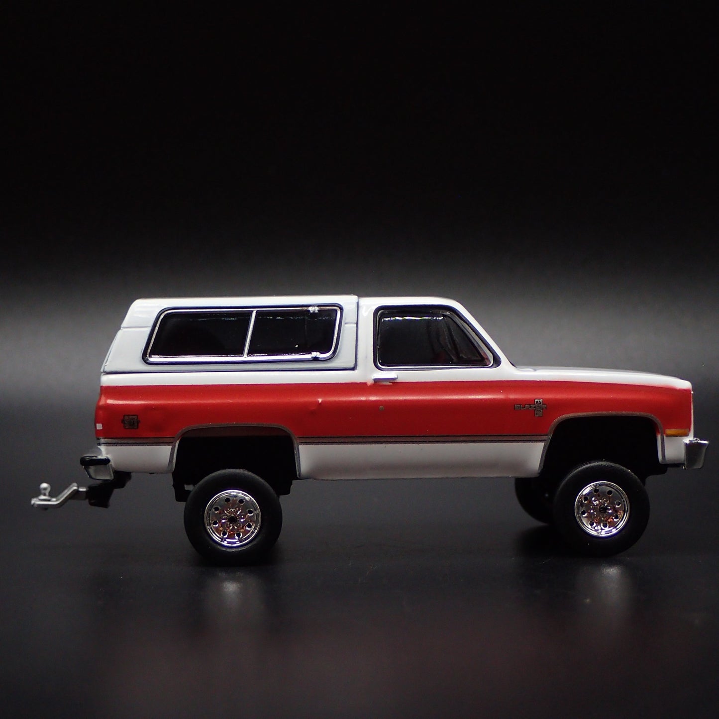 1984 84 CHEVY CHEVROLET K5 BLAZER SQUAREBODY HITCH 1:64 SCALE DIECAST MODEL CAR