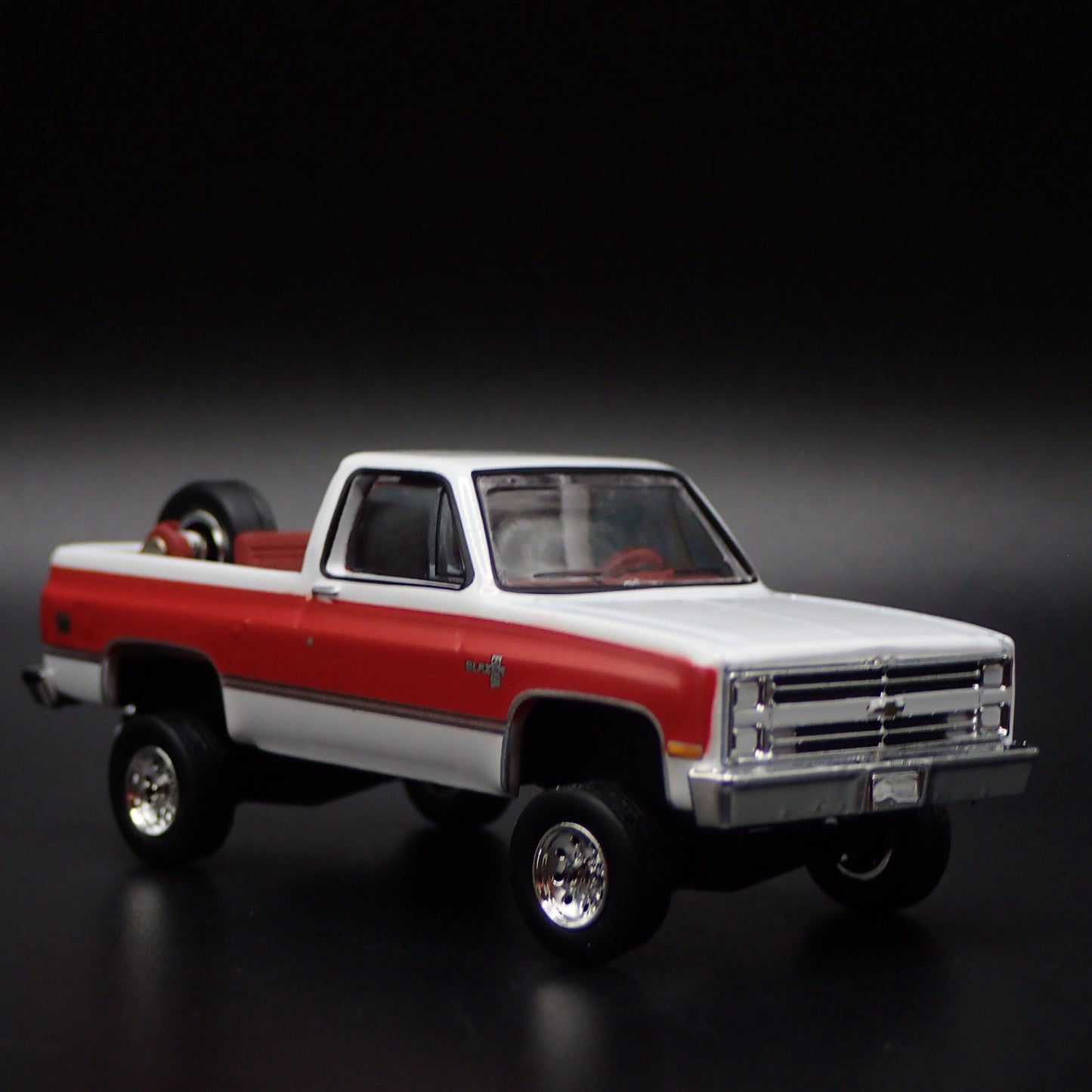 1984 84 CHEVY CHEVROLET K5 BLAZER SQUAREBODY HITCH 1:64 SCALE DIECAST MODEL CAR