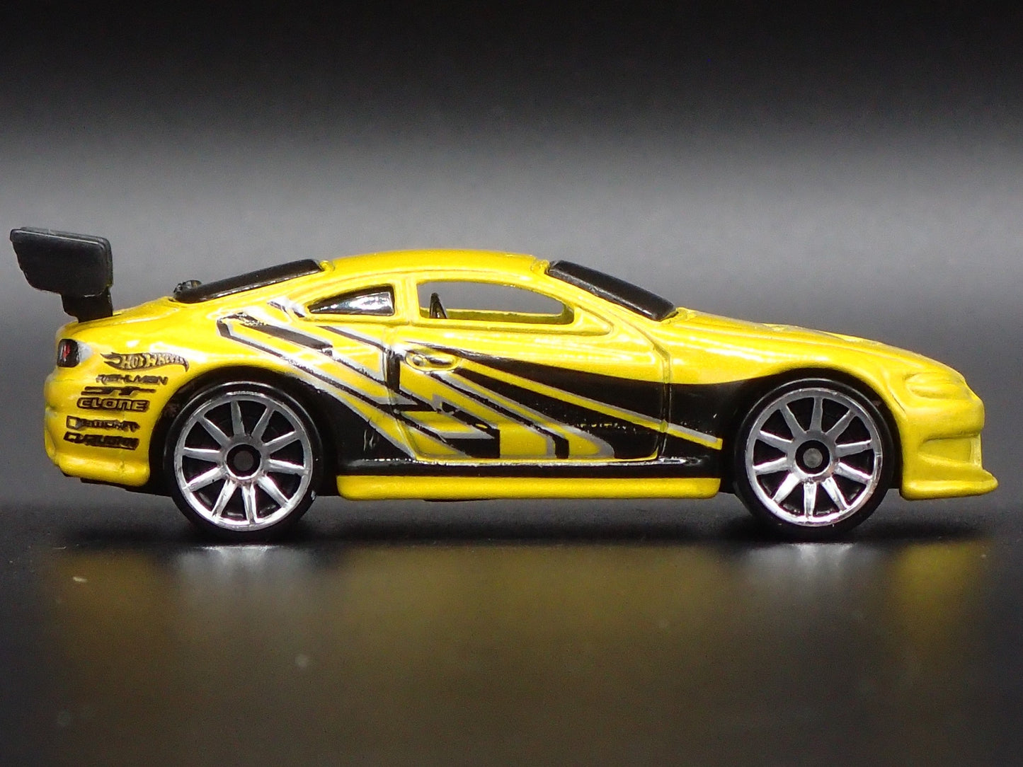 1999-2002 NISSAN SILVIA S15 1:64 SCALE COLLECTIBLE DIORAMA DIECAST MODEL CAR