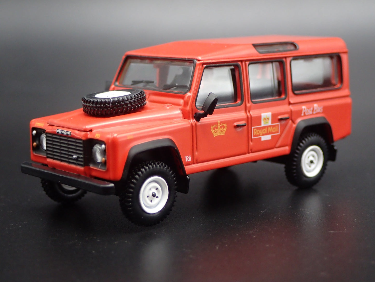 LAND ROVER DEFENDER 110 ROYAL MAIL POST BUS 1/64 SCALE DIORAMA DIECAST MODEL CAR
