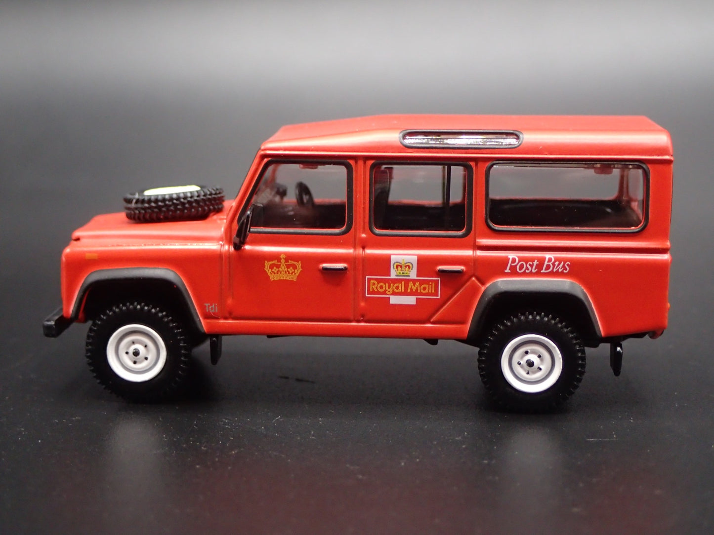 LAND ROVER DEFENDER 110 ROYAL MAIL POST BUS 1/64 SCALE DIORAMA DIECAST MODEL CAR