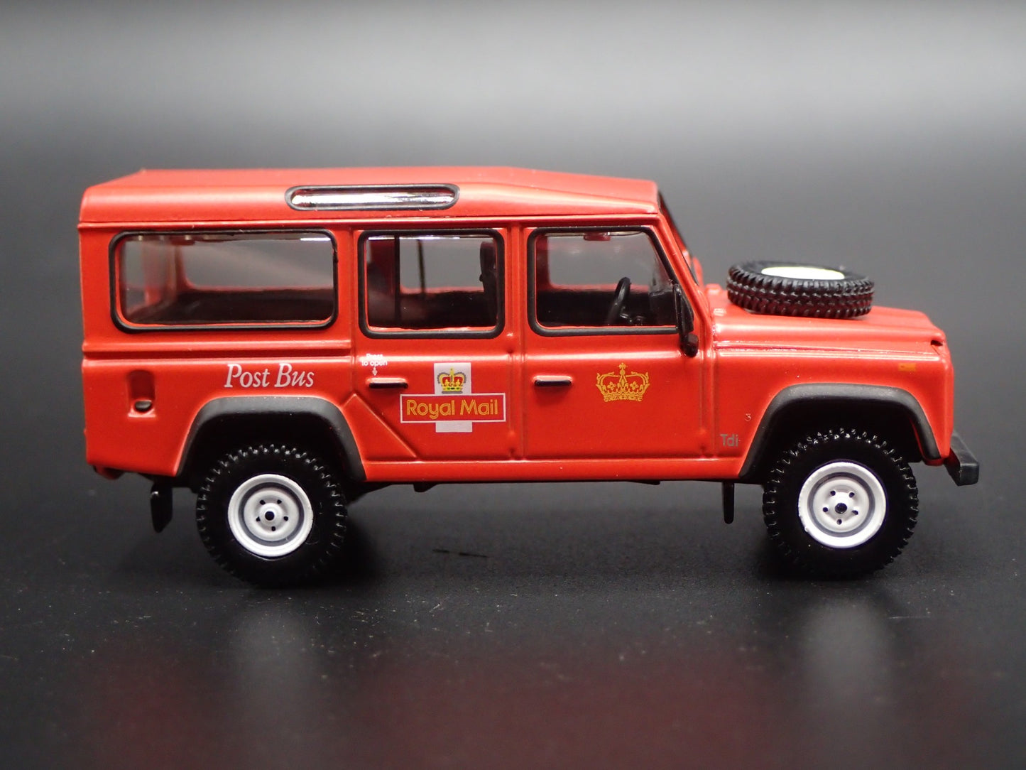 LAND ROVER DEFENDER 110 ROYAL MAIL POST BUS 1/64 SCALE DIORAMA DIECAST MODEL CAR