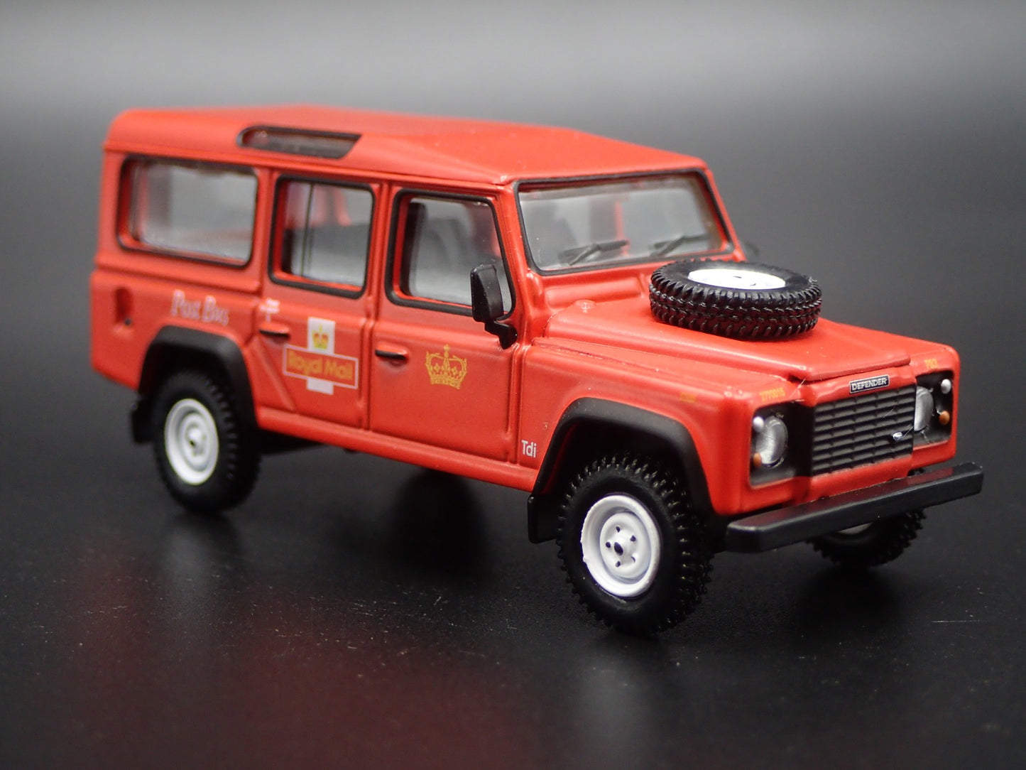 LAND ROVER DEFENDER 110 ROYAL MAIL POST BUS 1/64 SCALE DIORAMA DIECAST MODEL CAR