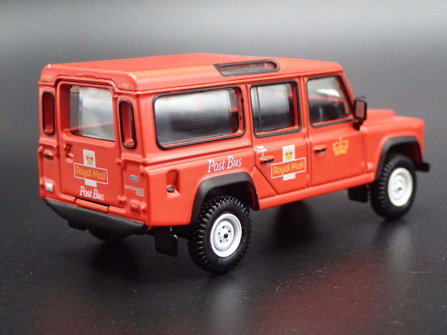 LAND ROVER DEFENDER 110 ROYAL MAIL POST BUS 1/64 SCALE DIORAMA DIECAST MODEL CAR
