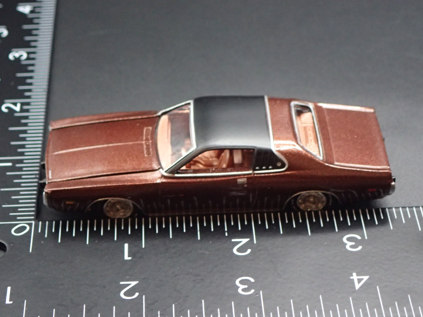 1973 73 DODGE CHARGER SE BROWN 1:64 SCALE COLLECTIBLE DIORAMA DIECAST MODEL CAR