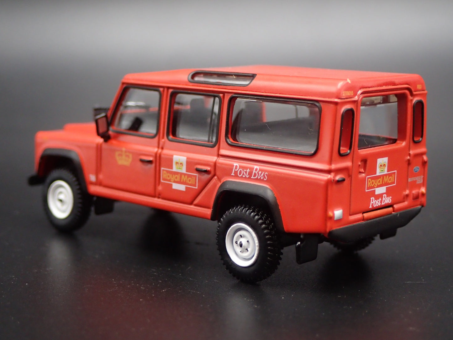 LAND ROVER DEFENDER 110 ROYAL MAIL POST BUS 1/64 SCALE DIORAMA DIECAST MODEL CAR