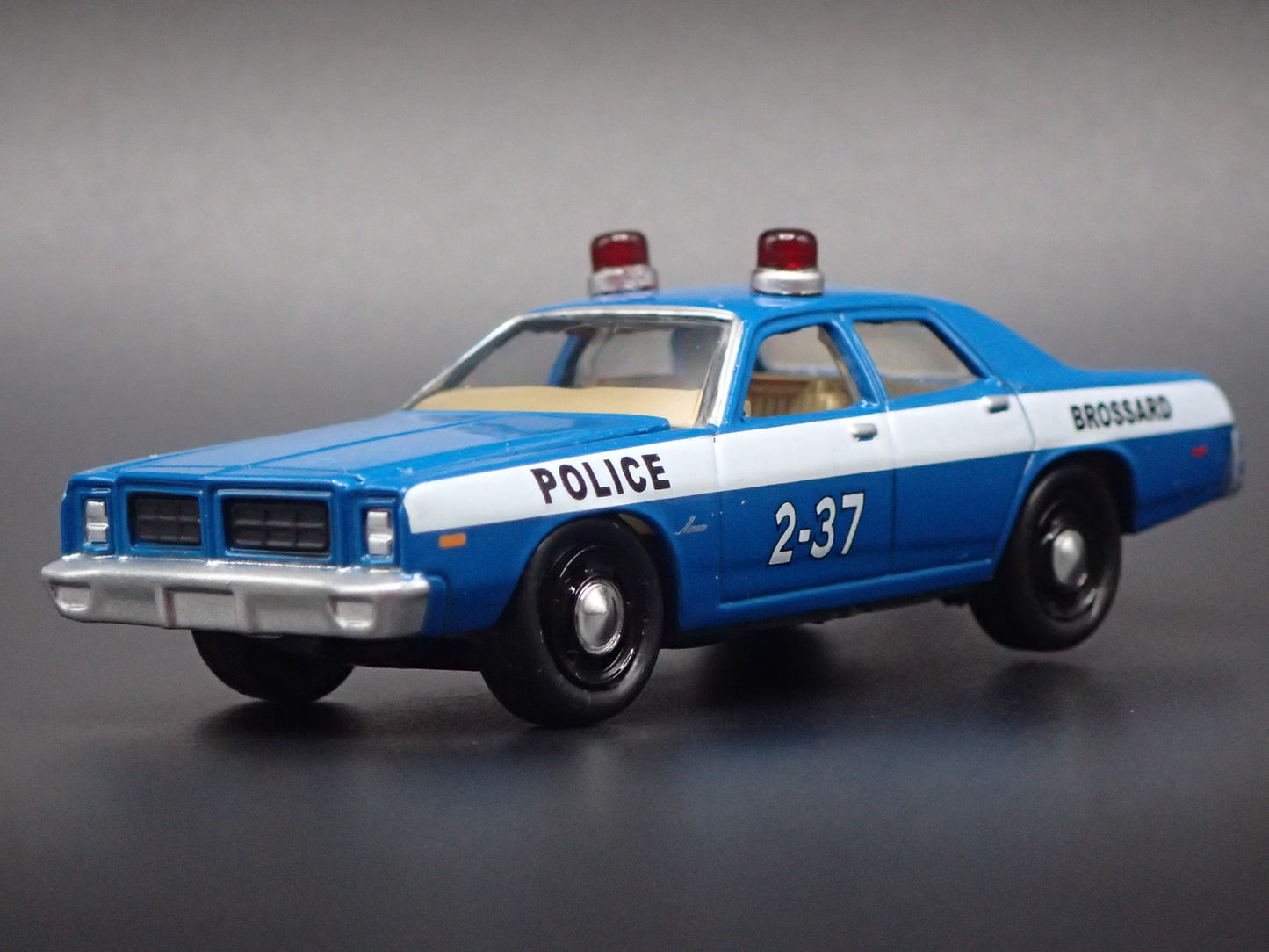 1977 77 DODGE MONACO BROSSARD POLICE BLUE 1:64 SCALE DIORAMA DIECAST MODEL CAR