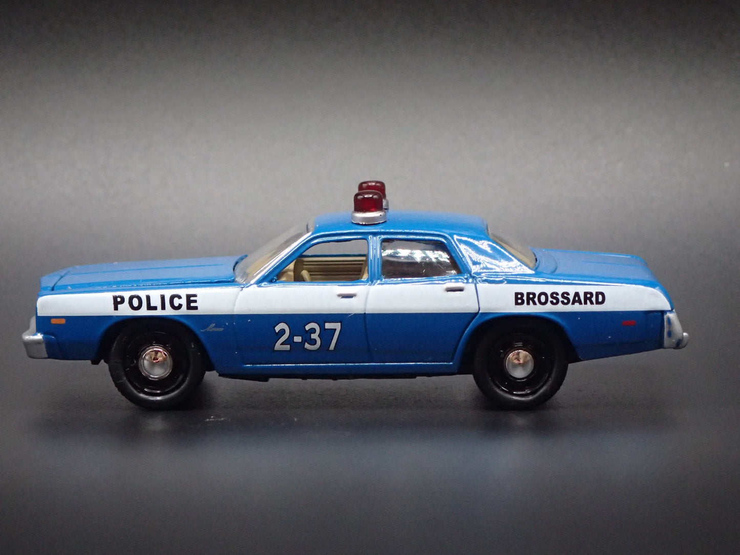 1977 77 DODGE MONACO BROSSARD POLICE BLUE 1:64 SCALE DIORAMA DIECAST MODEL CAR