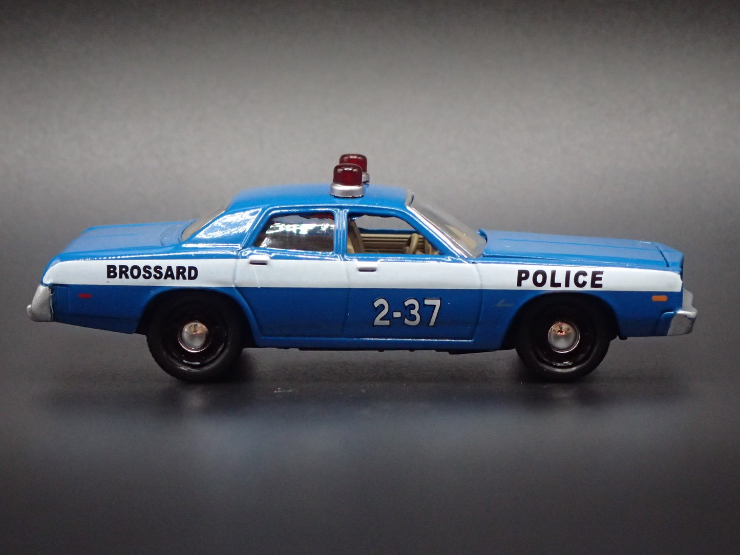 1977 77 DODGE MONACO BROSSARD POLICE BLUE 1:64 SCALE DIORAMA DIECAST MODEL CAR