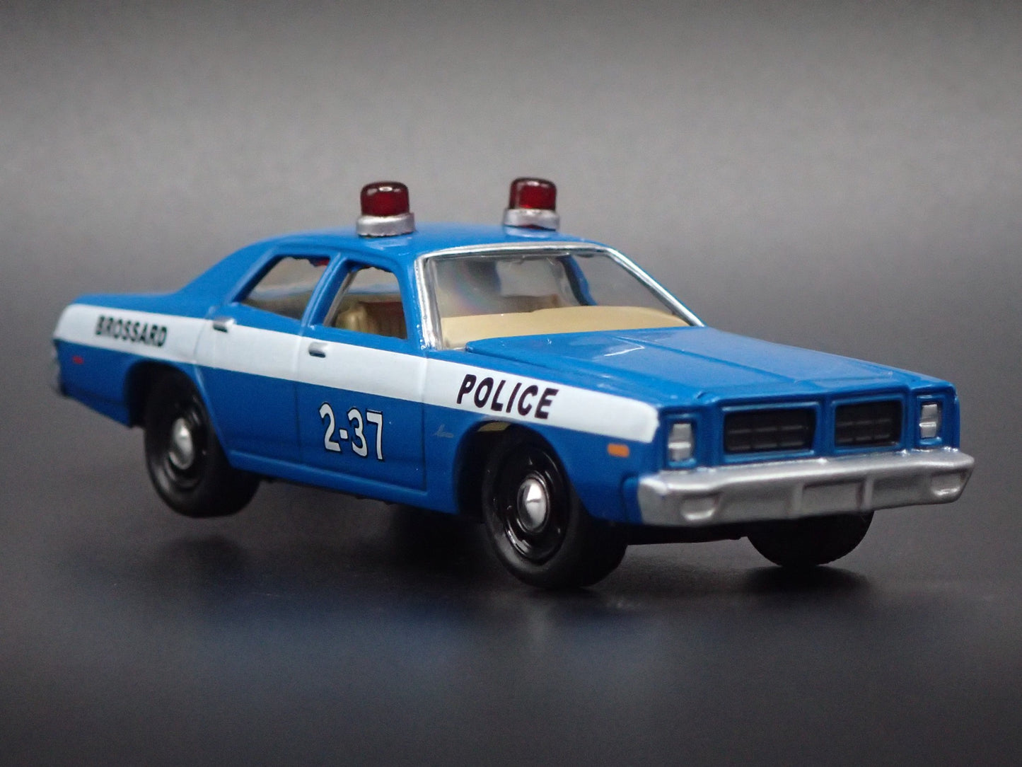 1977 77 DODGE MONACO BROSSARD POLICE BLUE 1:64 SCALE DIORAMA DIECAST MODEL CAR
