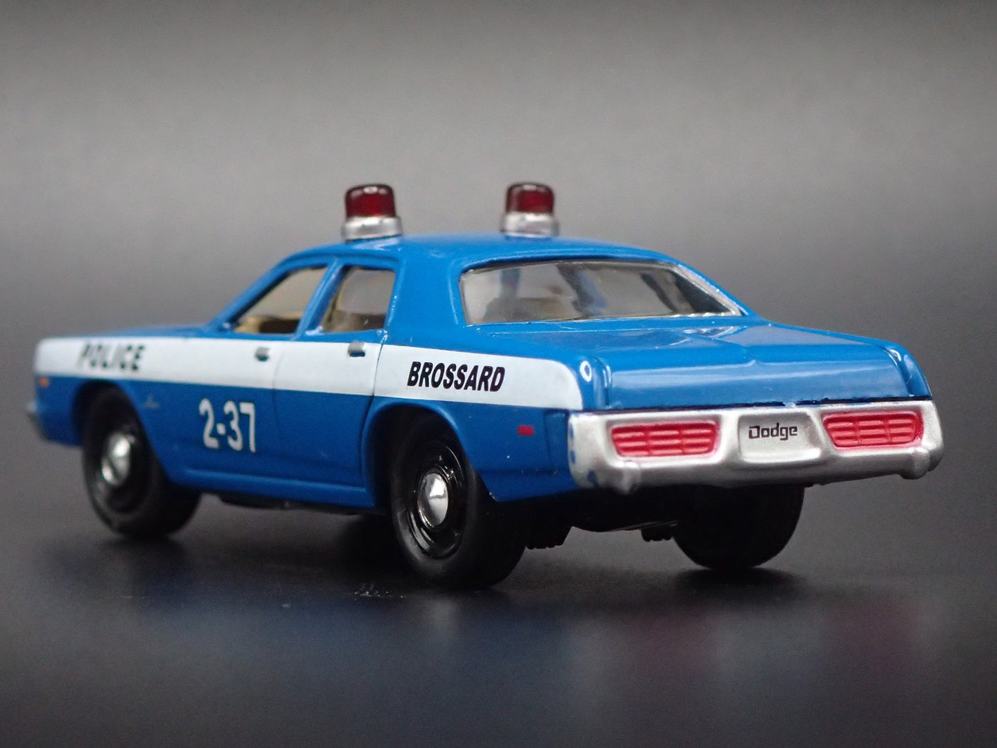 1977 77 DODGE MONACO BROSSARD POLICE BLUE 1:64 SCALE DIORAMA DIECAST MODEL CAR