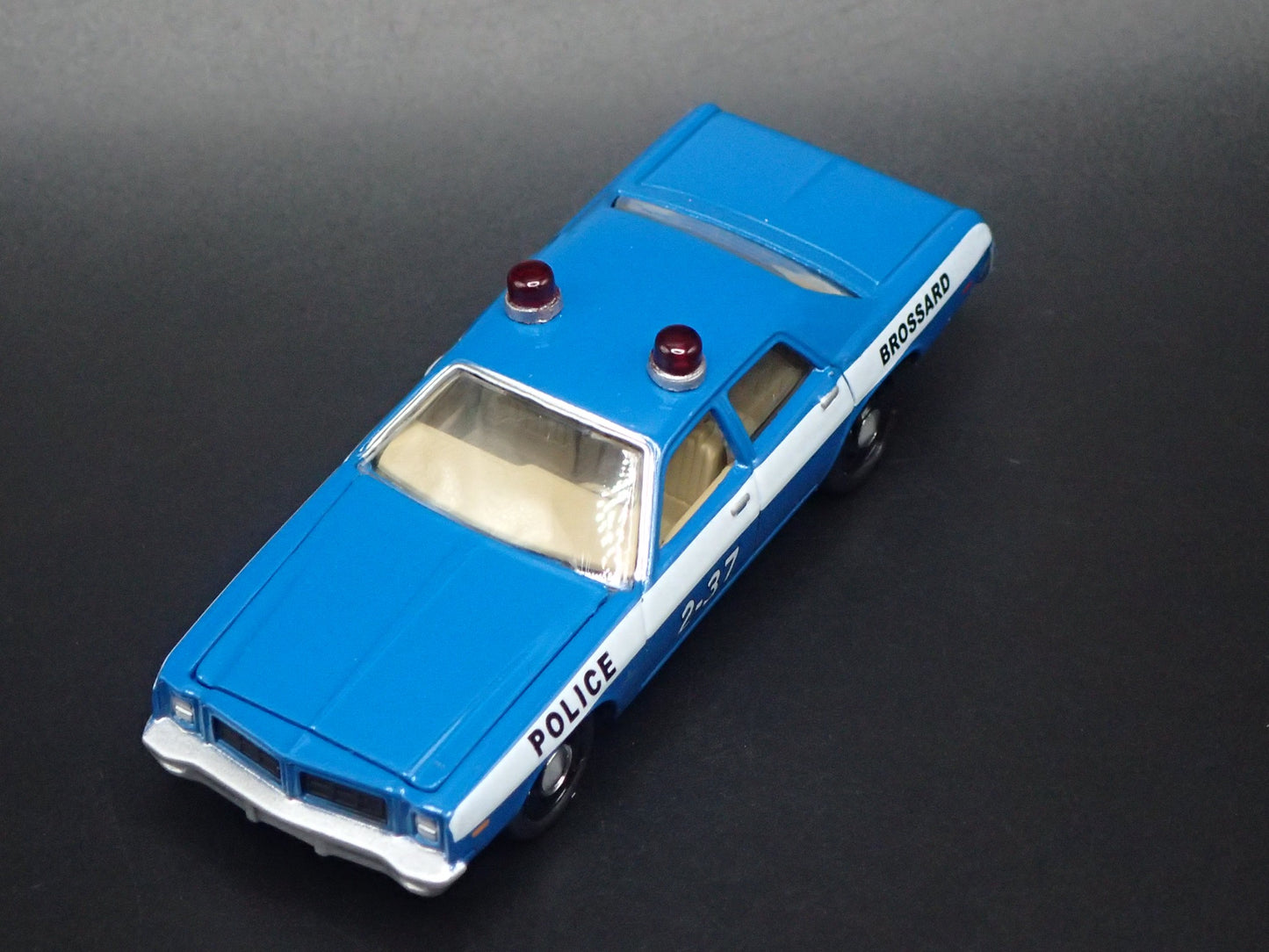 1977 77 DODGE MONACO BROSSARD POLICE BLUE 1:64 SCALE DIORAMA DIECAST MODEL CAR