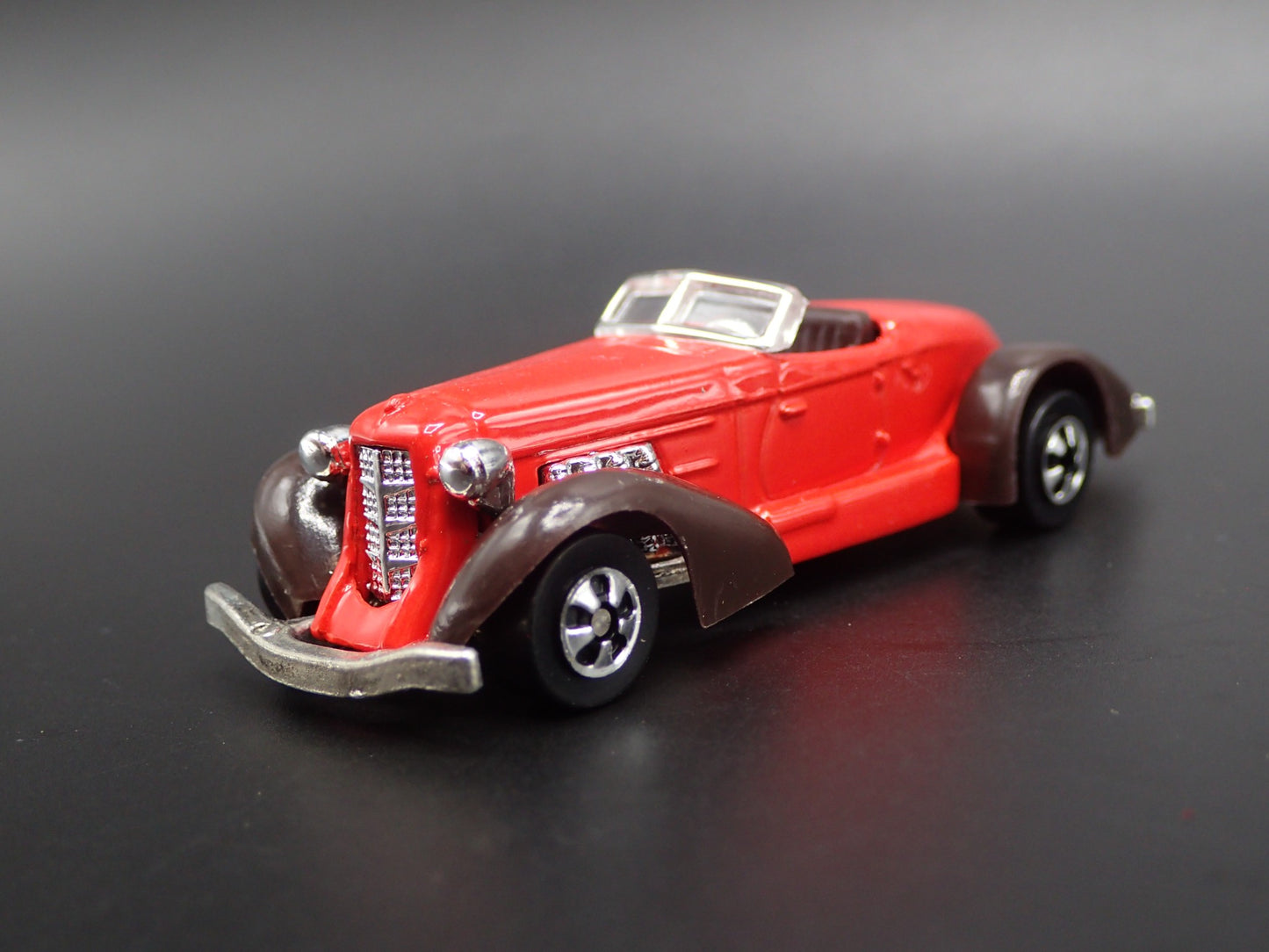 1936 36 AUBURN 852 BOAT TAIL 1:64 SCALE COLLECTIBLE DIORAMA DIECAST MODEL CAR