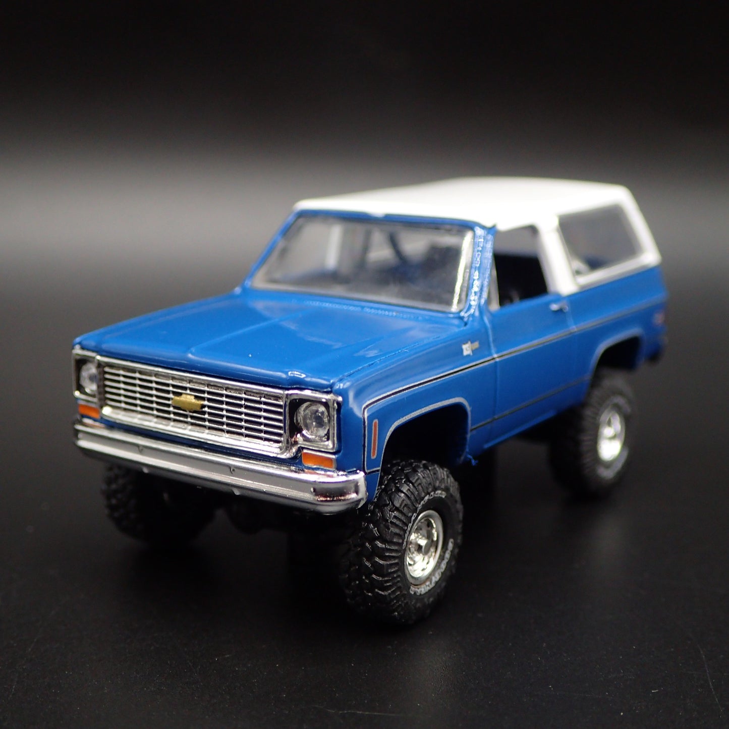 1973 73 CHEVY CHEVROLET K5 BLAZER SQUAREBODY 4X4 1:64 SCALE DIECAST MODEL CAR