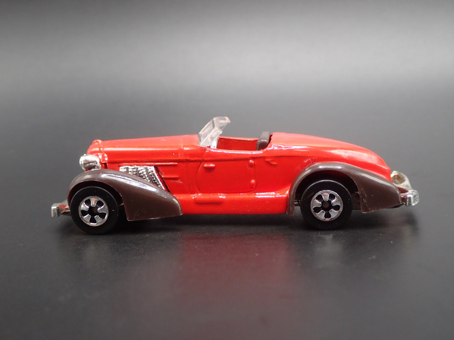 1936 36 AUBURN 852 BOAT TAIL 1:64 SCALE COLLECTIBLE DIORAMA DIECAST MODEL CAR