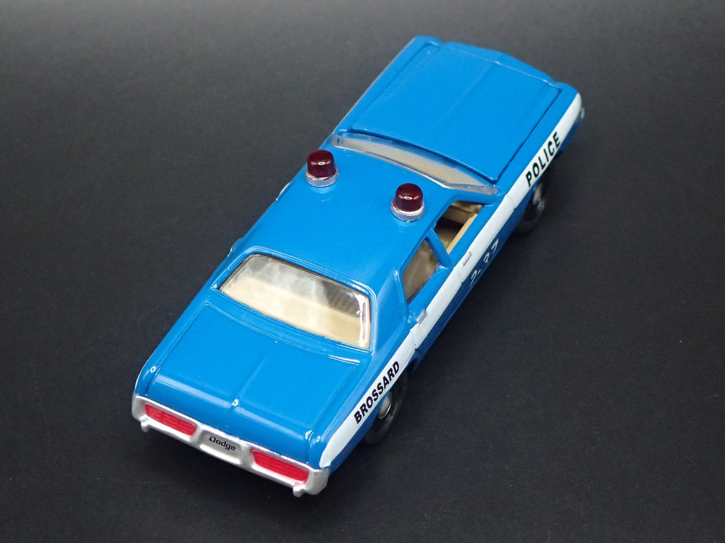 1977 77 DODGE MONACO BROSSARD POLICE BLUE 1:64 SCALE DIORAMA DIECAST MODEL CAR