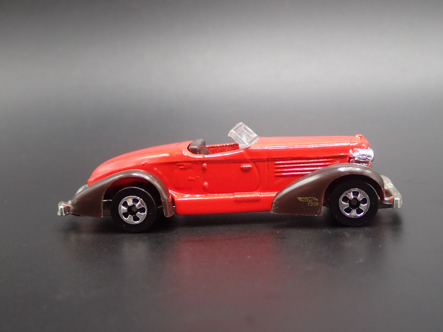 1936 36 AUBURN 852 BOAT TAIL 1:64 SCALE COLLECTIBLE DIORAMA DIECAST MODEL CAR