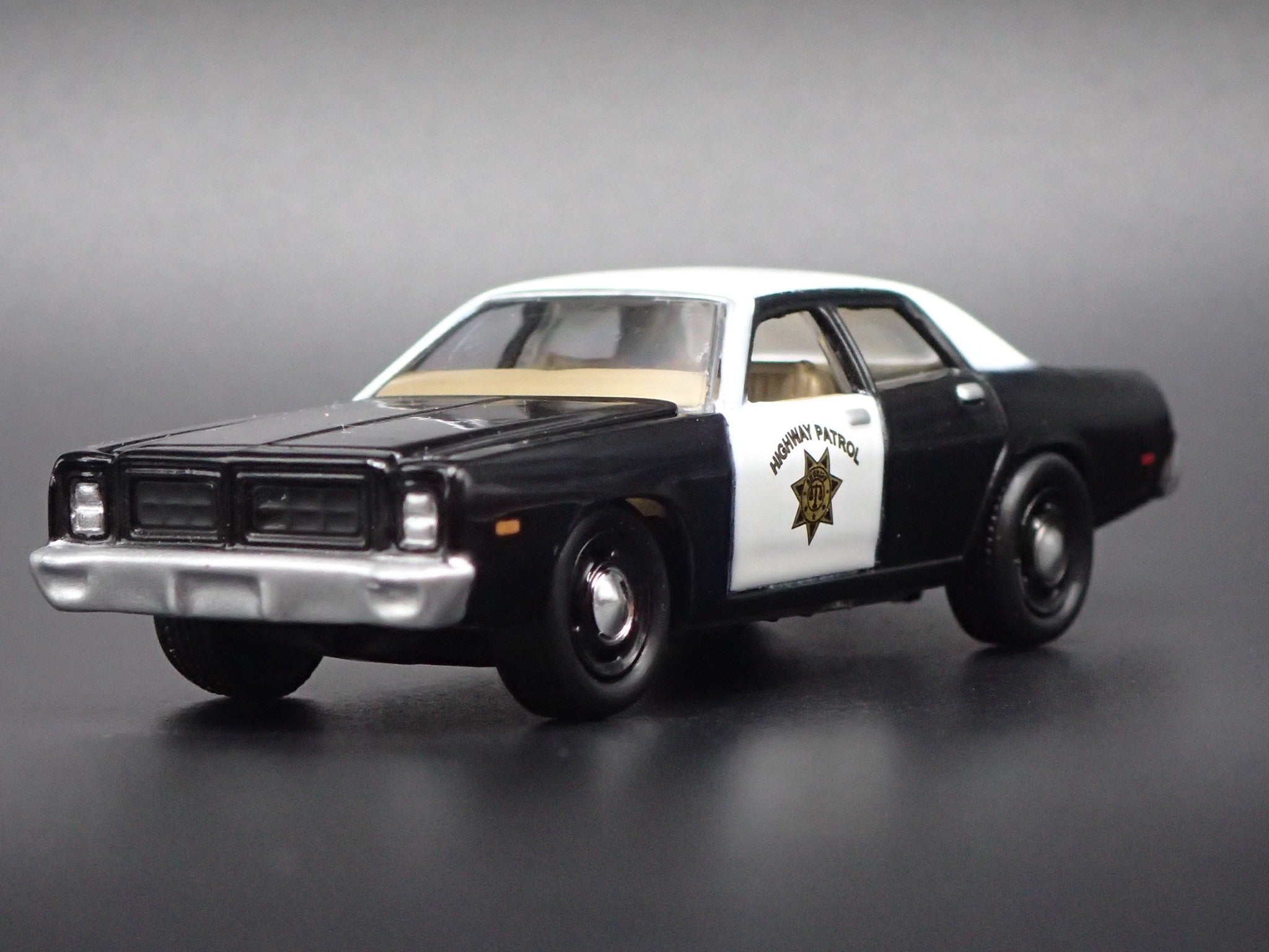 ミニカー 77 Dodge  Monaco 70's lowrider 1977 77 DODGE MONACO CHP CALIFORNIA HIGHWAY PATROL 1:64 SCALE