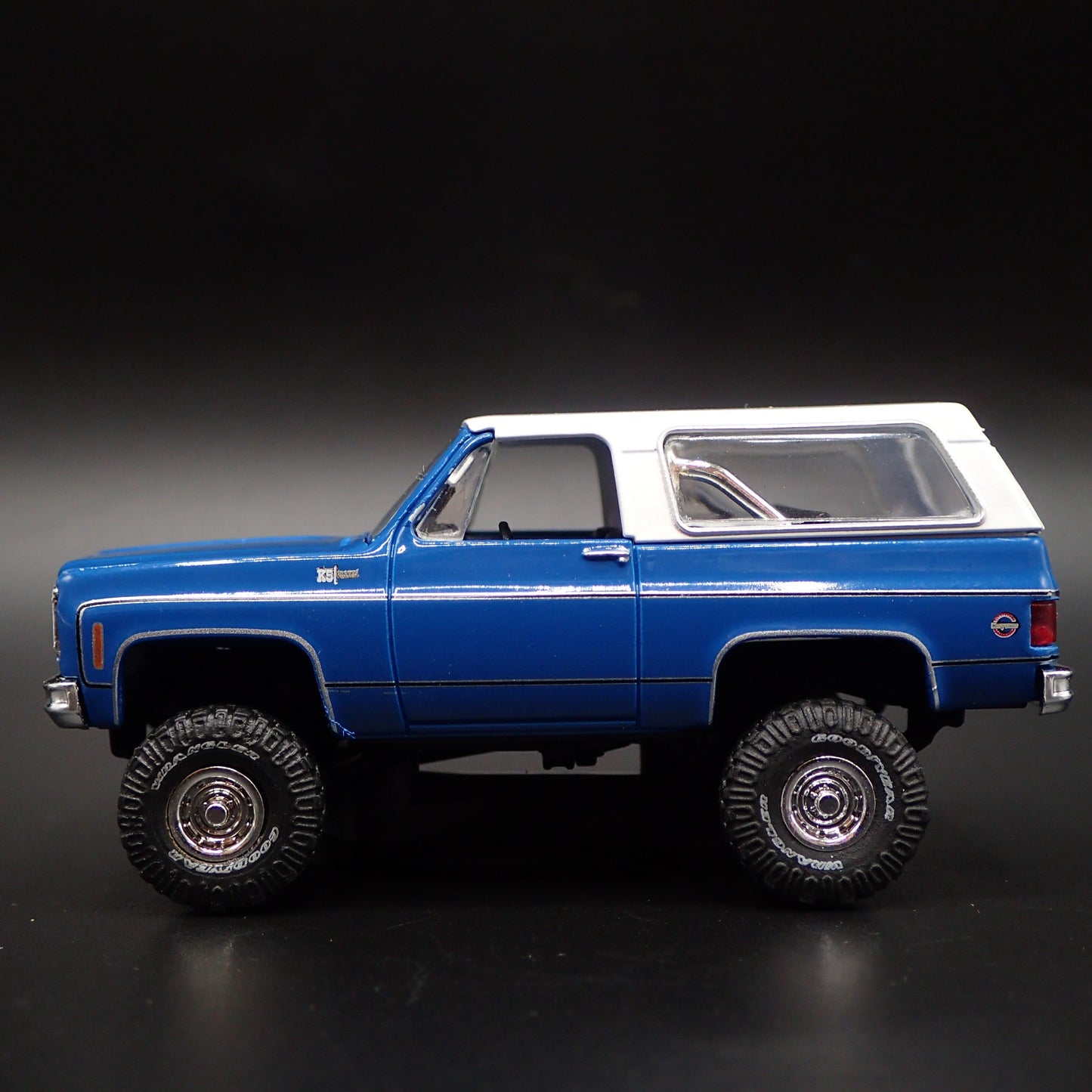 1973 73 CHEVY CHEVROLET K5 BLAZER SQUAREBODY 4X4 1:64 SCALE DIECAST MODEL CAR