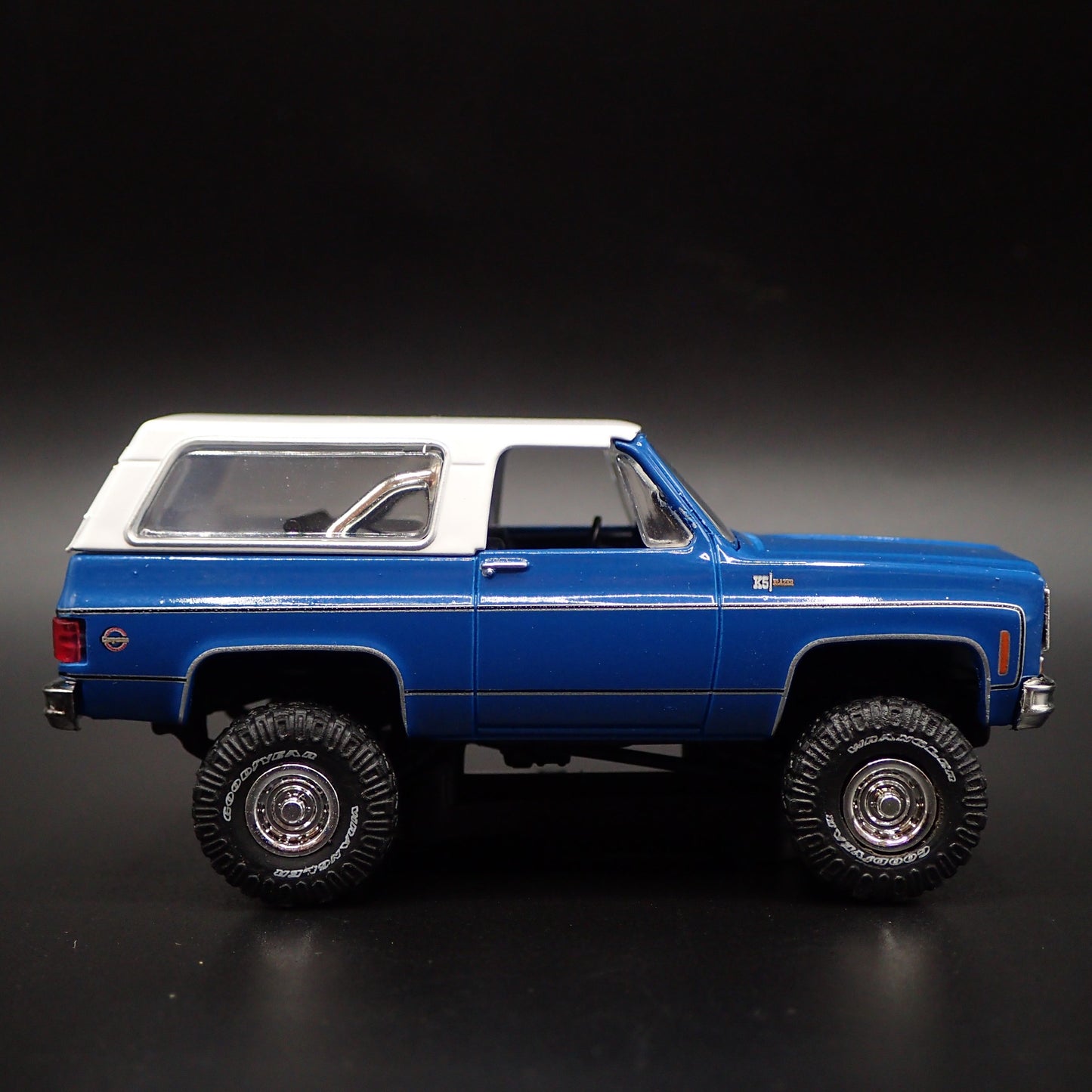 1973 73 CHEVY CHEVROLET K5 BLAZER SQUAREBODY 4X4 1:64 SCALE DIECAST MODEL CAR