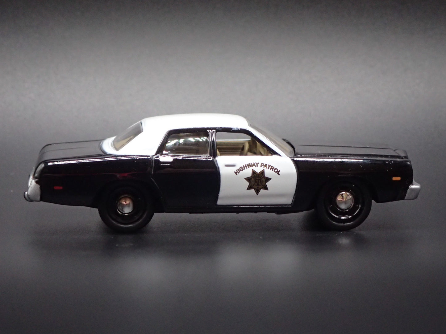 1977 77 DODGE MONACO CHP CALIFORNIA HIGHWAY PATROL 1:64 SCALE DIECAST MODEL CAR