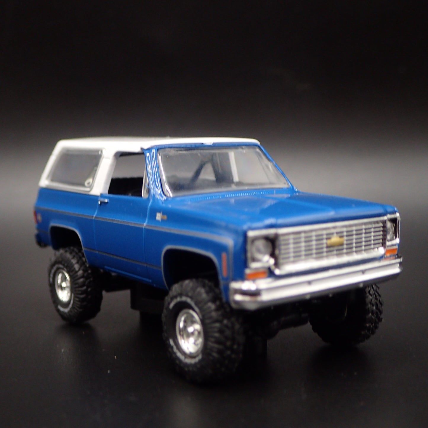 1973 73 CHEVY CHEVROLET K5 BLAZER SQUAREBODY 4X4 1:64 SCALE DIECAST MODEL CAR