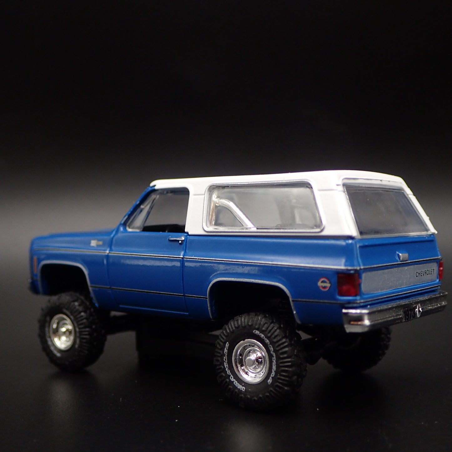 1973 73 CHEVY CHEVROLET K5 BLAZER SQUAREBODY 4X4 1:64 SCALE DIECAST MODEL CAR