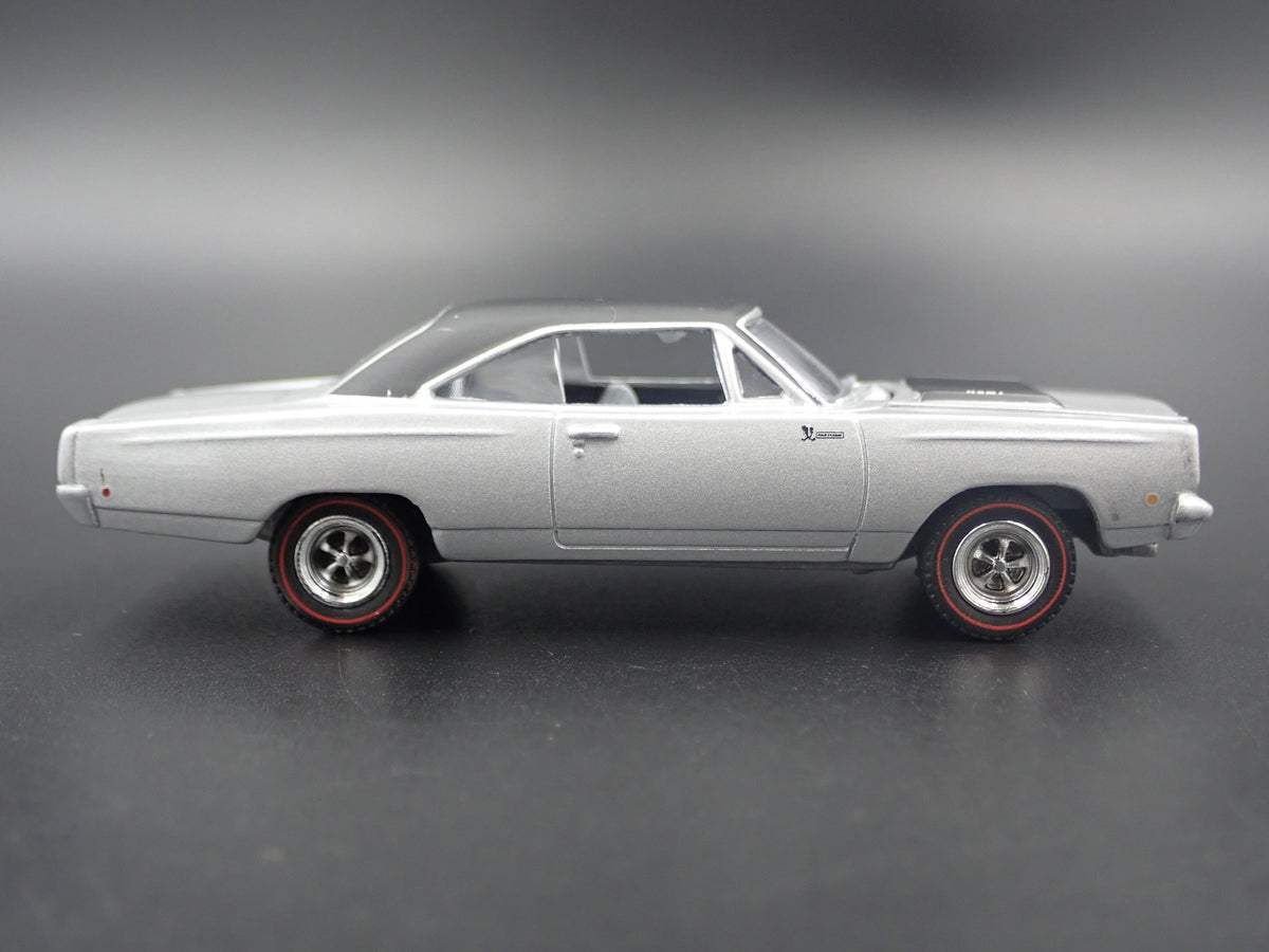 1968 68 PLYMOUTH ROAD RUNNER HEMI RARE 1:64 SCALE DIORAMA DIECAST MODEL CAR-Burning Rubber Toy Company