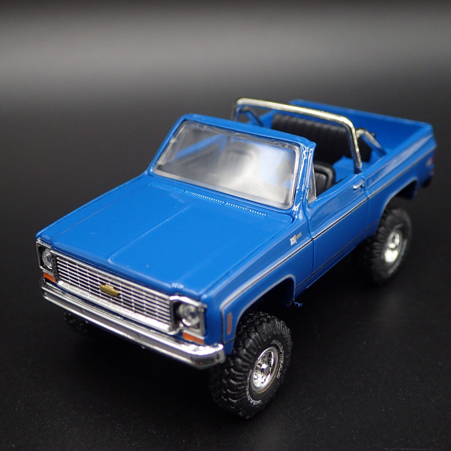 1973 73 CHEVY CHEVROLET K5 BLAZER SQUAREBODY 4X4 1:64 SCALE DIECAST MODEL CAR