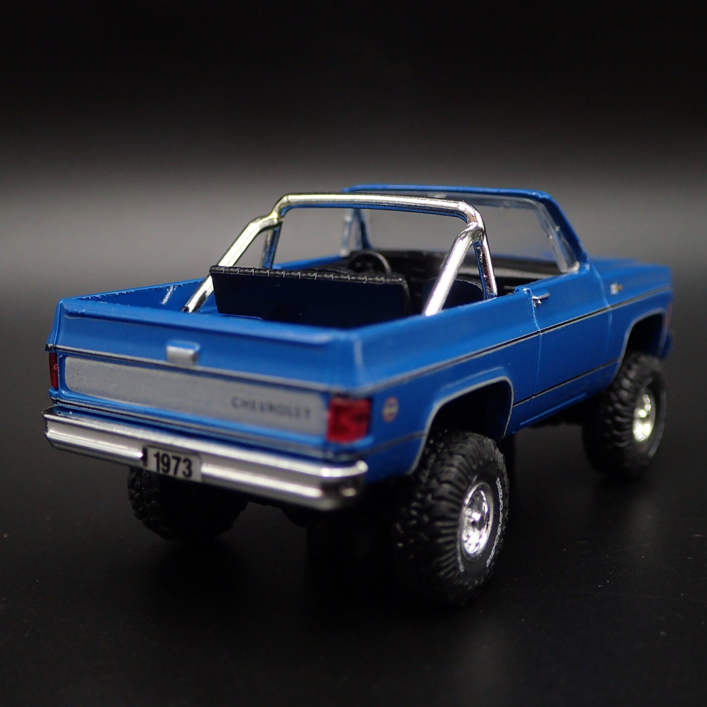 1973 73 CHEVY CHEVROLET K5 BLAZER SQUAREBODY 4X4 1:64 SCALE DIECAST MODEL CAR