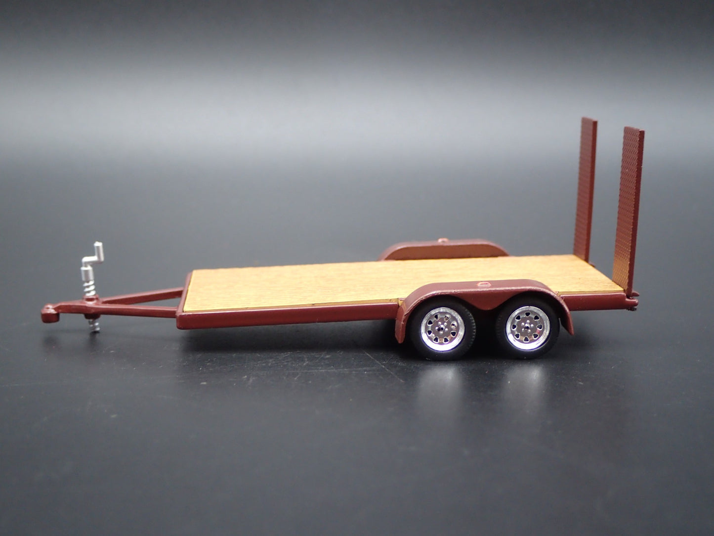 OPEN FLATBED CAR TRAILER w/ LOADING RAMPS BROWN 1:64 SCALE DIORAMA DIECAST MODE