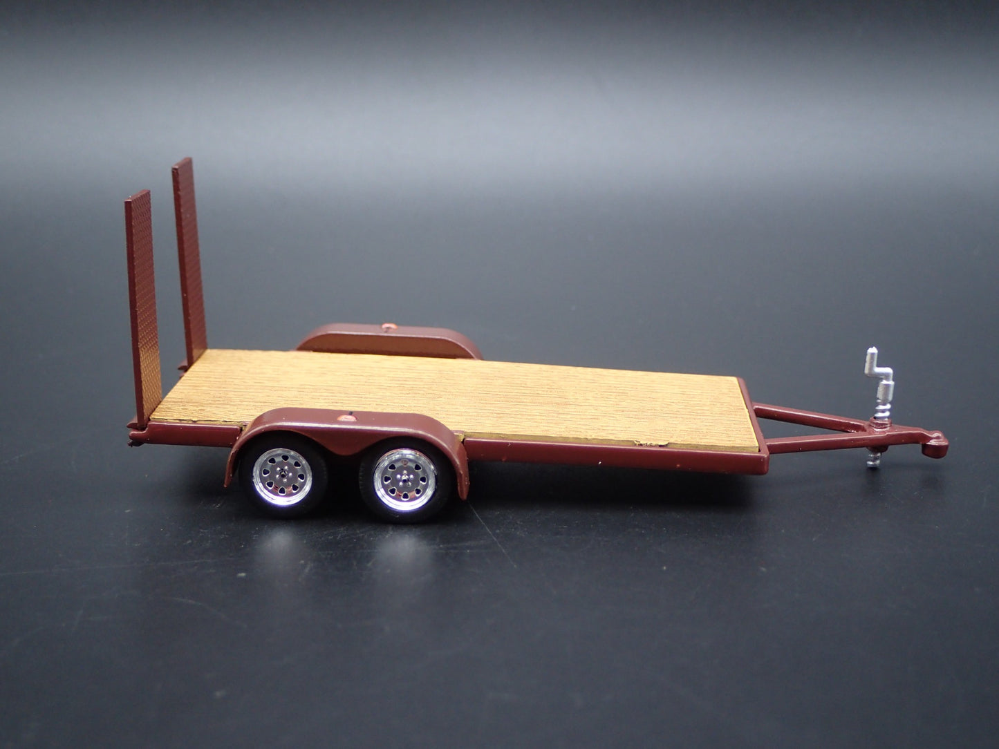 OPEN FLATBED CAR TRAILER w/ LOADING RAMPS BROWN 1:64 SCALE DIORAMA DIECAST MODE