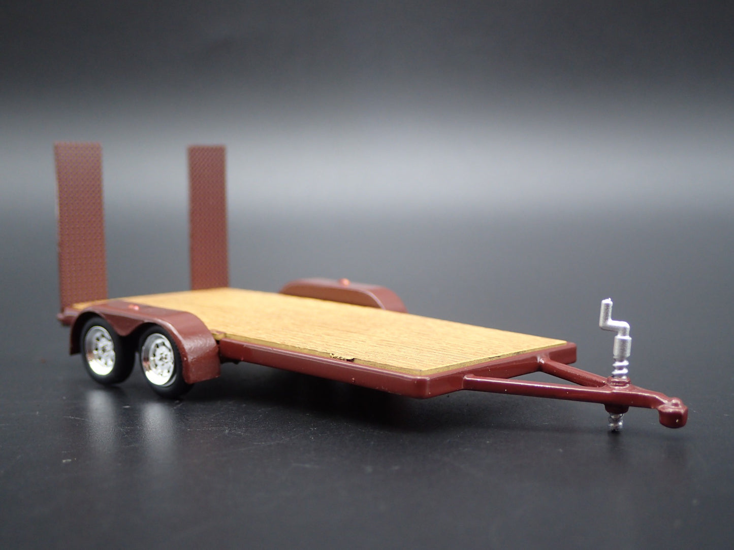 OPEN FLATBED CAR TRAILER w/ LOADING RAMPS BROWN 1:64 SCALE DIORAMA DIECAST MODE
