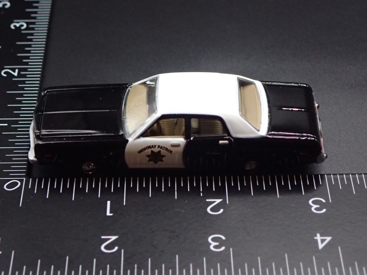 1977 77 DODGE MONACO CHP CALIFORNIA HIGHWAY PATROL 1:64 SCALE DIECAST MODEL CAR