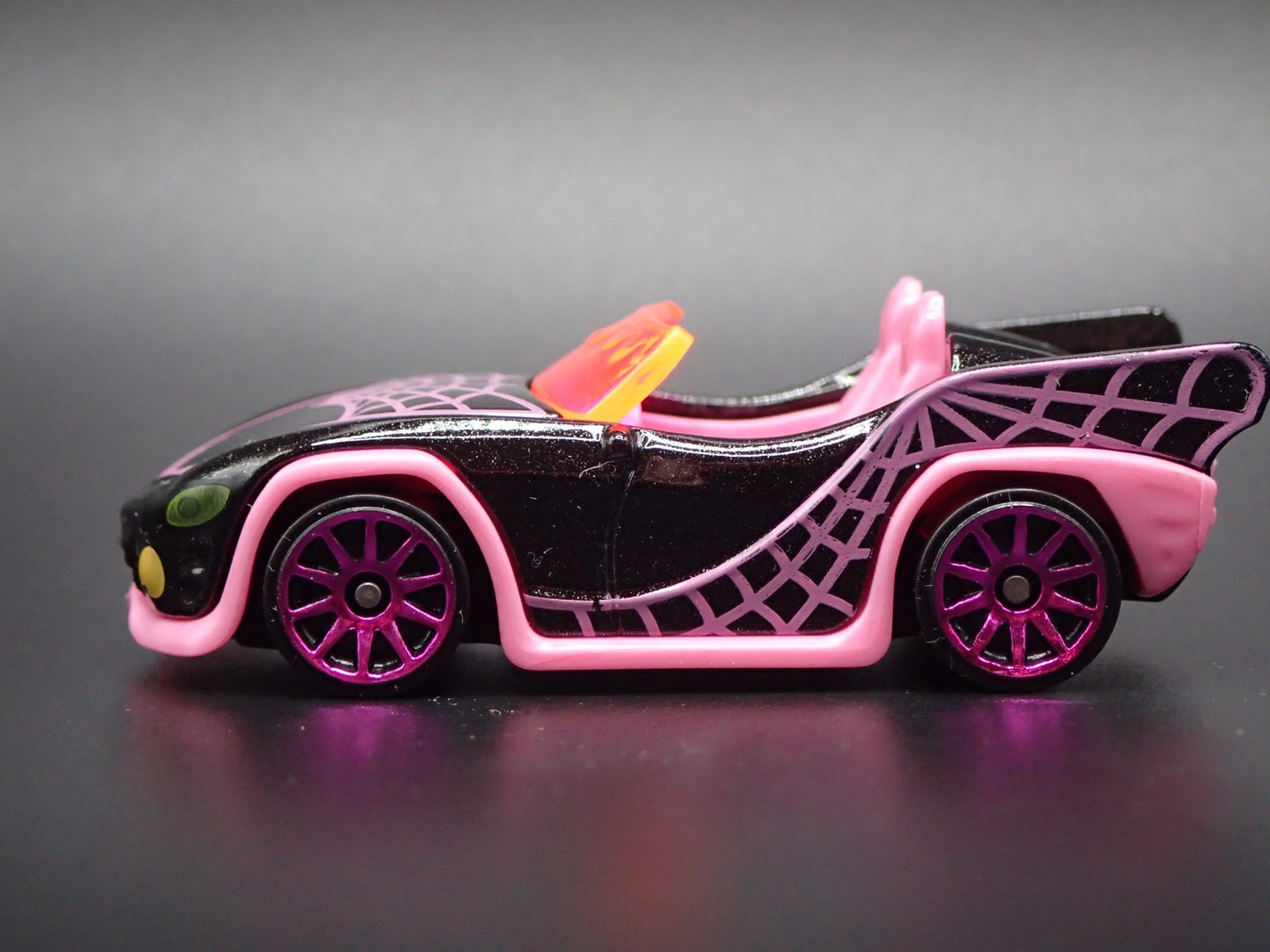 MONSTER HIGH GHOUL MOBILE CONVERTIBLE SPORTS CAR 1:64 HW SCALE DIECAST MODEL CAR