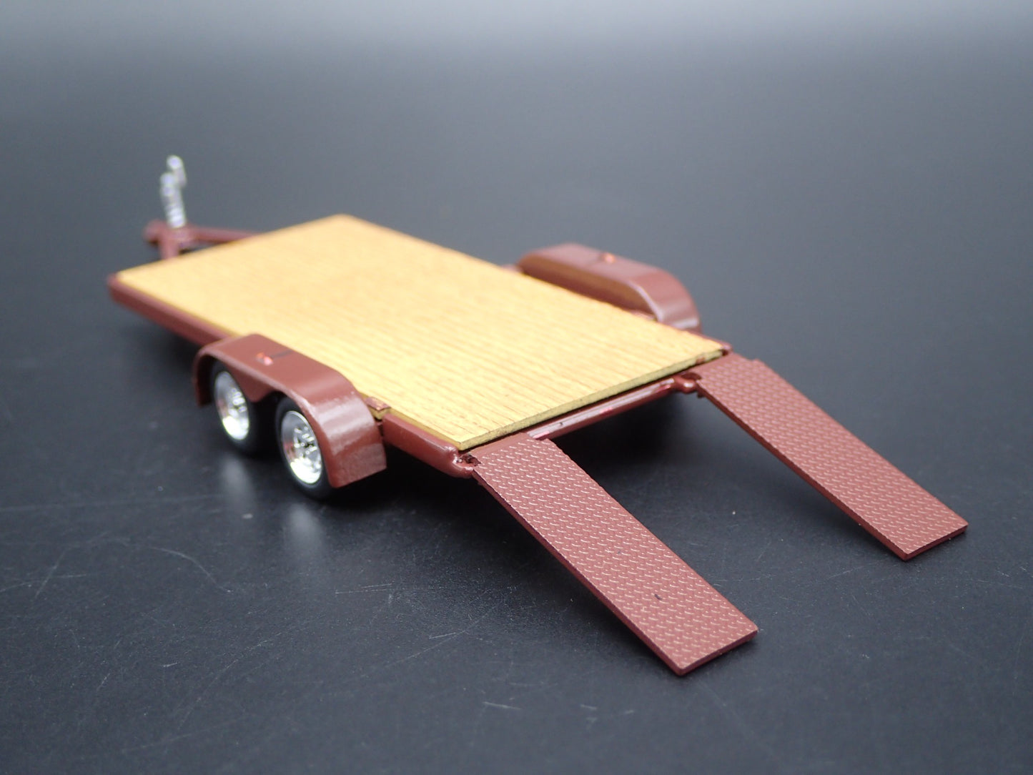 OPEN FLATBED CAR TRAILER w/ LOADING RAMPS BROWN 1:64 SCALE DIORAMA DIECAST MODE