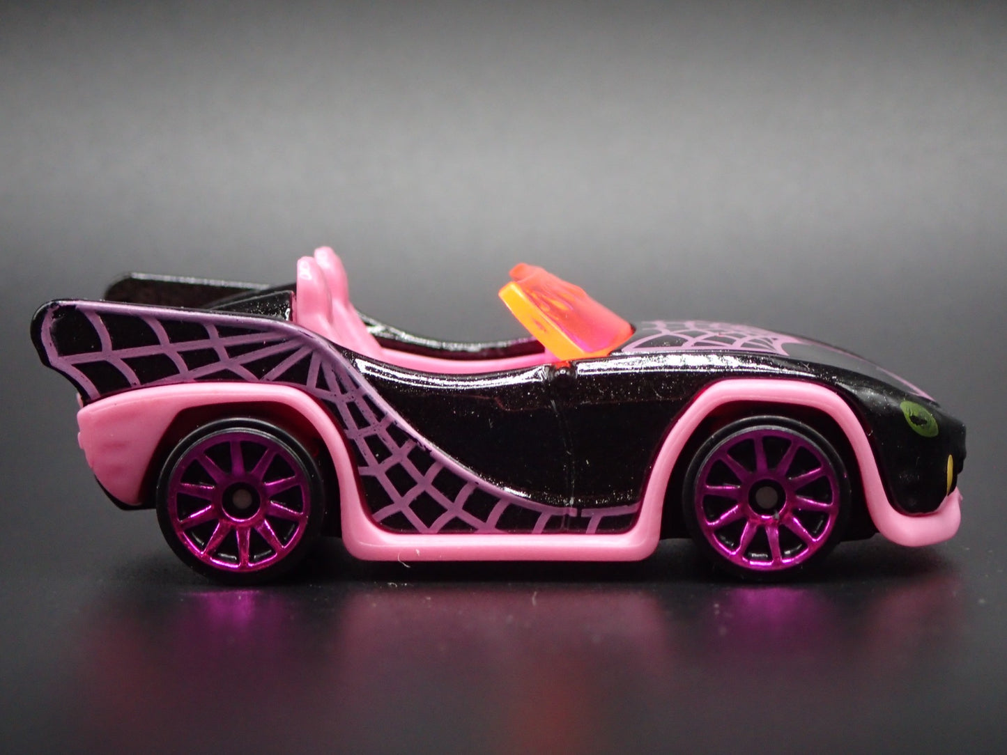 MONSTER HIGH GHOUL MOBILE CONVERTIBLE SPORTS CAR 1:64 HW SCALE DIECAST MODEL CAR