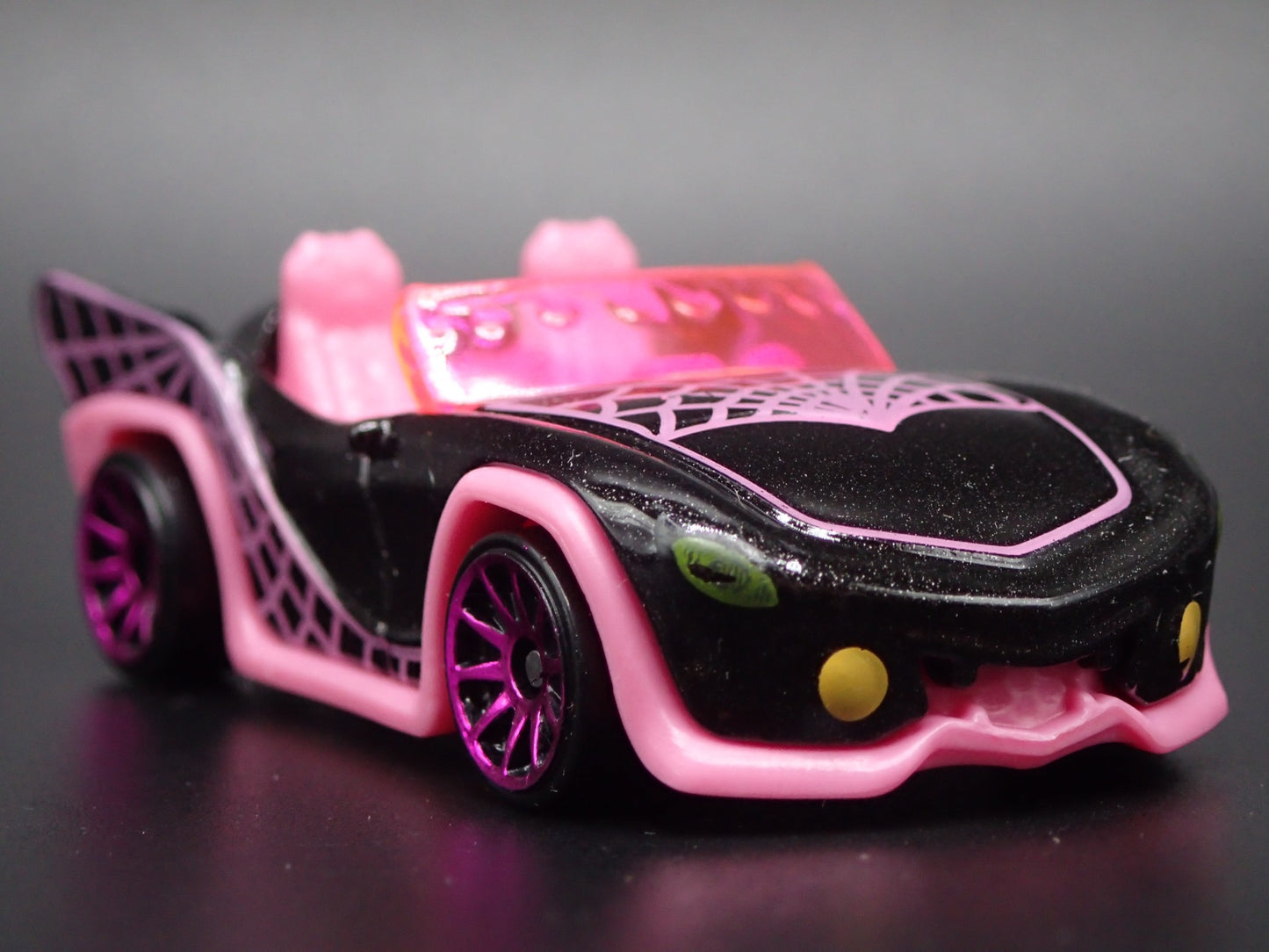 MONSTER HIGH GHOUL MOBILE CONVERTIBLE SPORTS CAR 1:64 HW SCALE DIECAST MODEL CAR