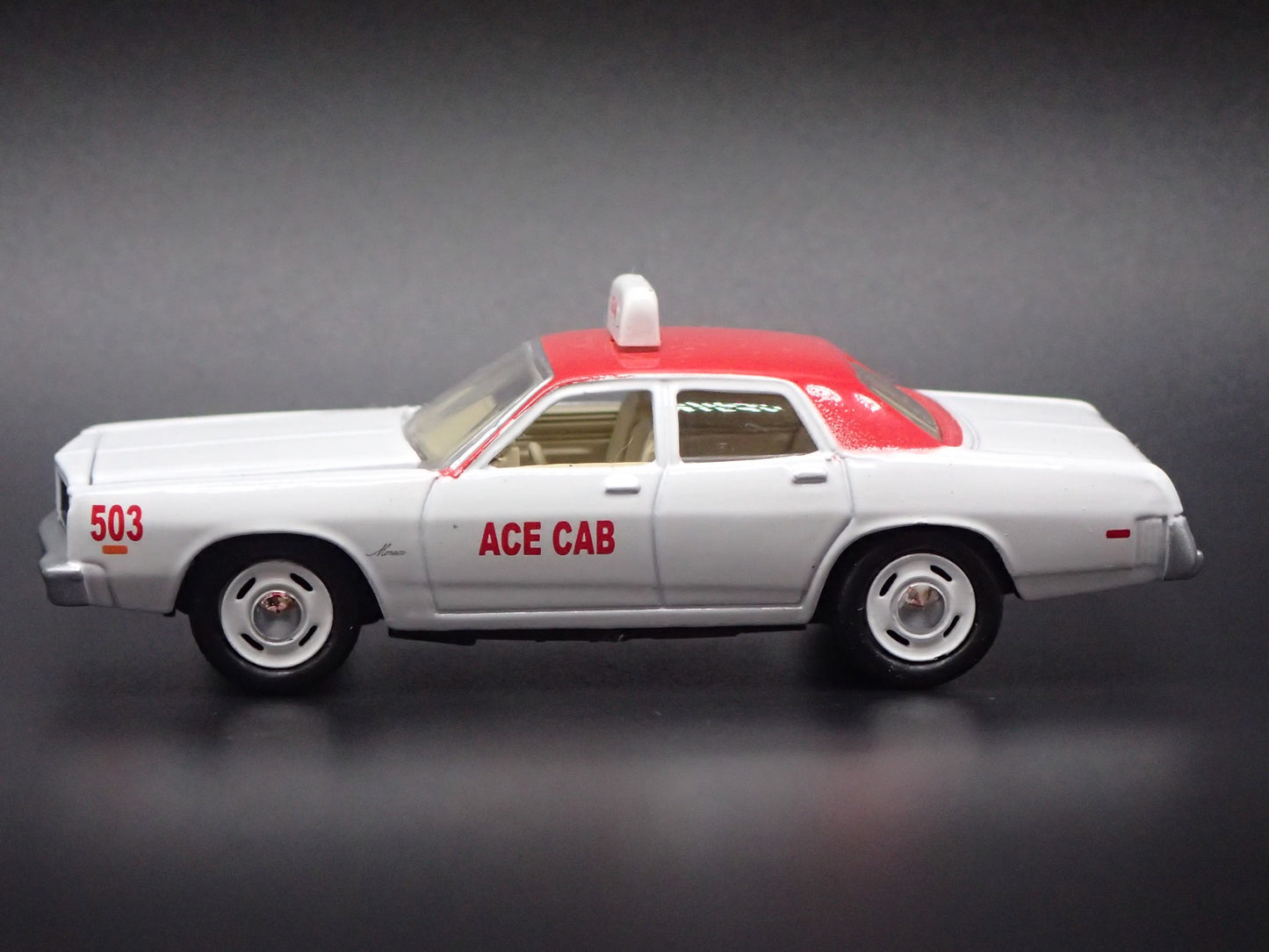 1977 77 DODGE MONACO 4 DOOR ACE CAB TAXI 1/64 SCALE DIORAMA DIECAST MODEL CAR