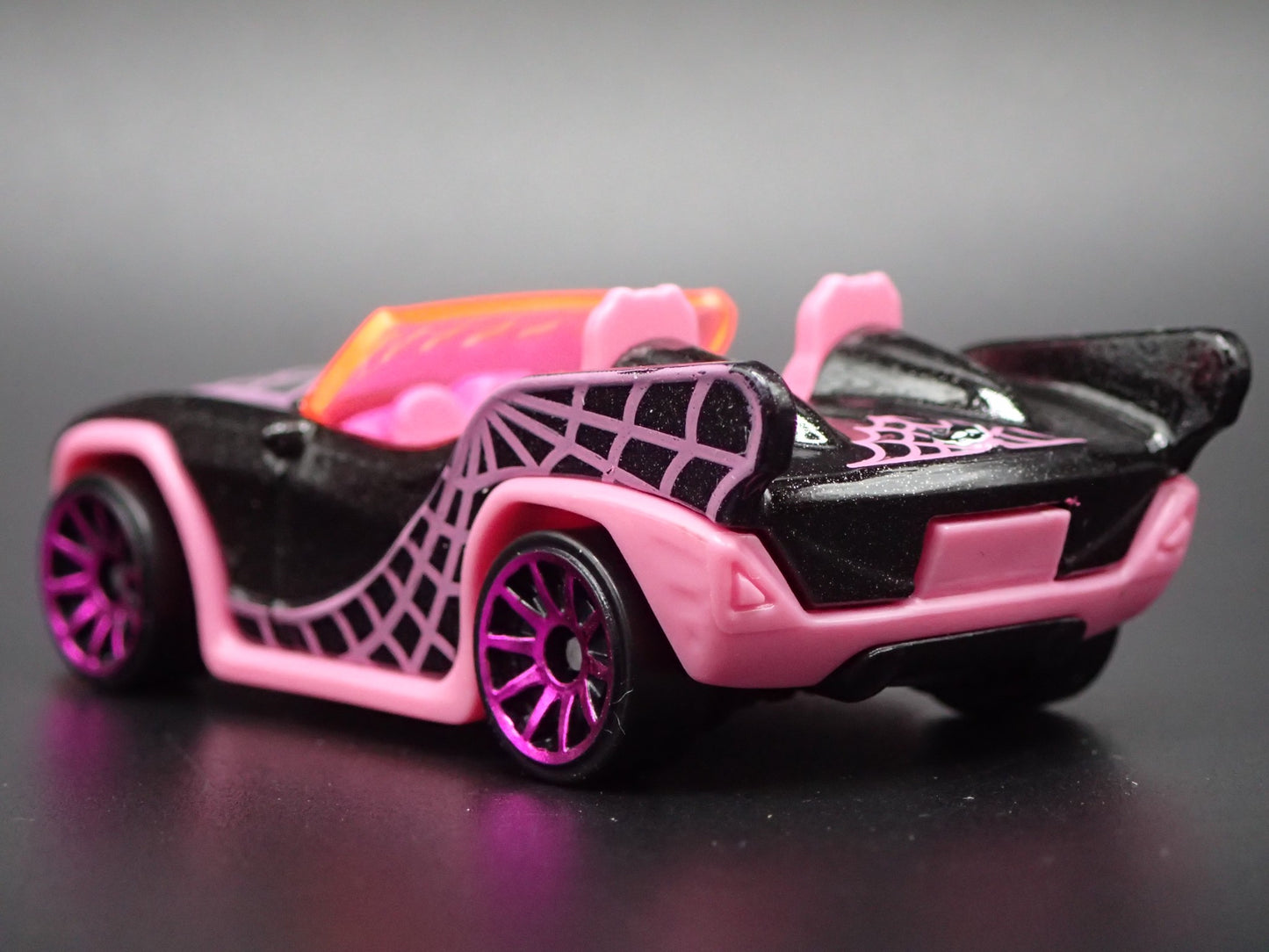 MONSTER HIGH GHOUL MOBILE CONVERTIBLE SPORTS CAR 1:64 HW SCALE DIECAST MODEL CAR