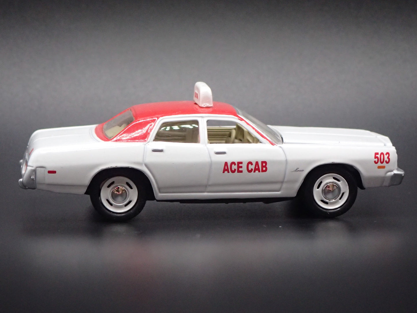 1977 77 DODGE MONACO 4 DOOR ACE CAB TAXI 1/64 SCALE DIORAMA DIECAST MODEL CAR
