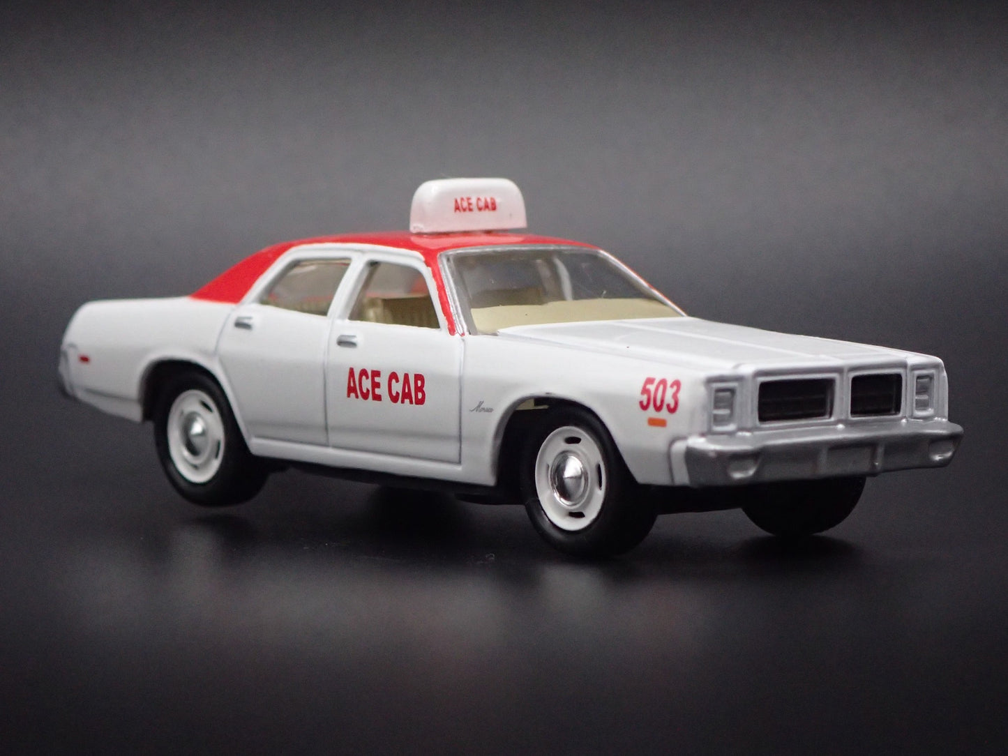1977 77 DODGE MONACO 4 DOOR ACE CAB TAXI 1/64 SCALE DIORAMA DIECAST MODEL CAR