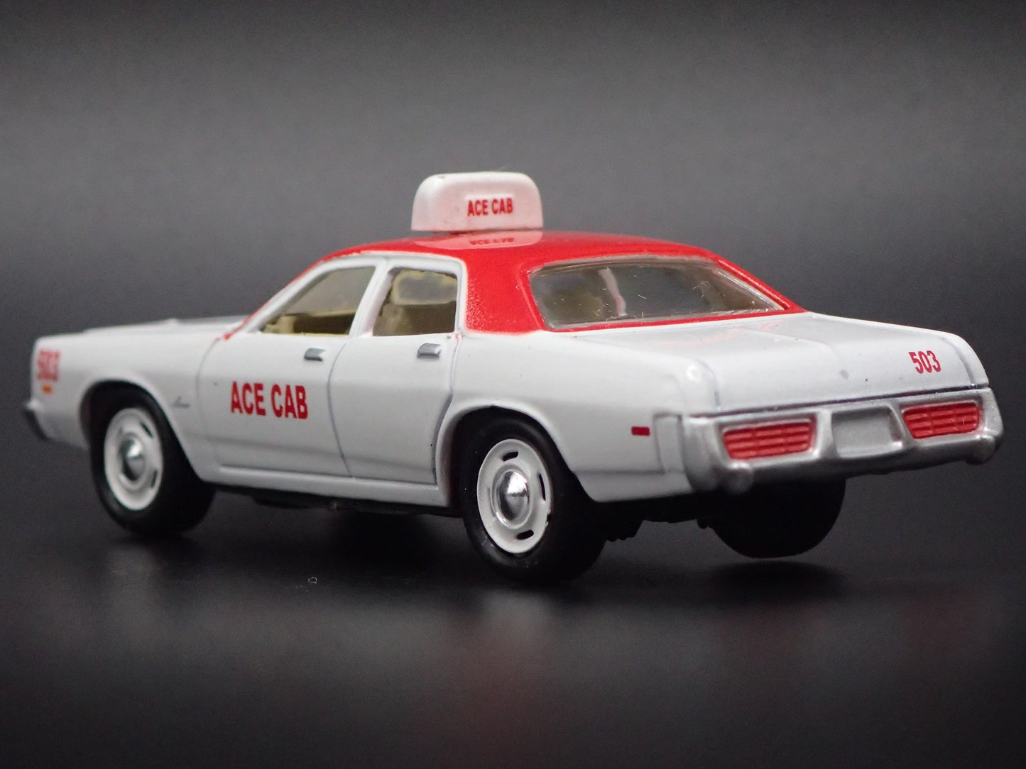 1977 77 DODGE MONACO 4 DOOR ACE CAB TAXI 1/64 SCALE DIORAMA DIECAST MODEL CAR
