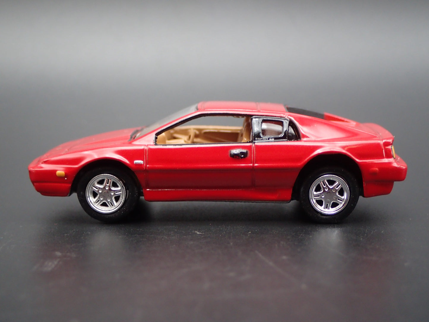 1988-1994 LOTUS ESPRIT RED 1:64 SCALE COLLECTIBLE DIORAMA DIECAST MODEL CAR