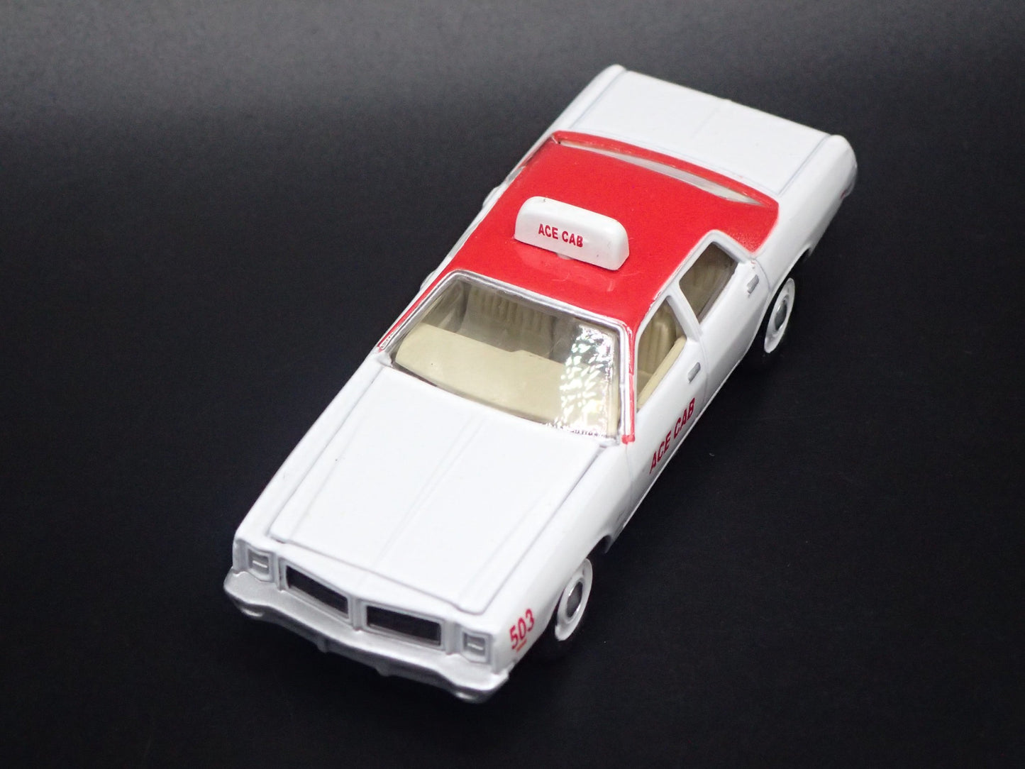1977 77 DODGE MONACO 4 DOOR ACE CAB TAXI 1/64 SCALE DIORAMA DIECAST MODEL CAR
