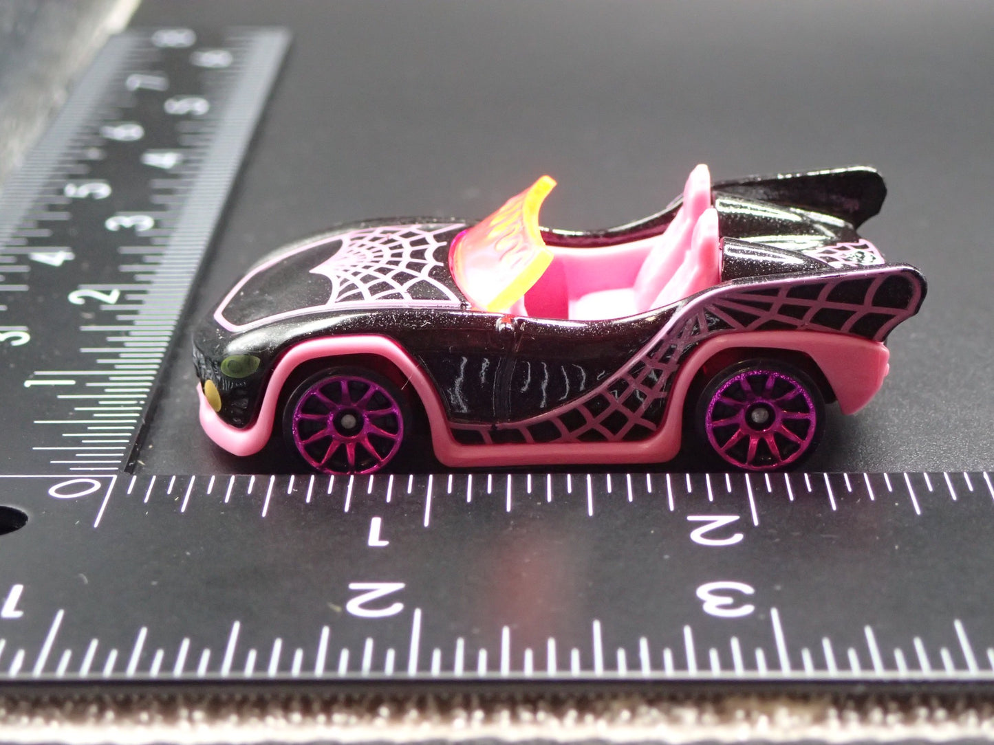 MONSTER HIGH GHOUL MOBILE CONVERTIBLE SPORTS CAR 1:64 HW SCALE DIECAST MODEL CAR