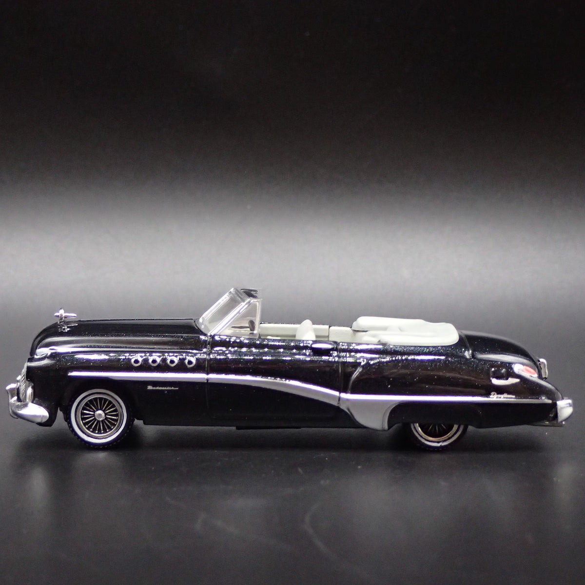 1949 49 BUICK ROADMASTER CONVERTIBLE 1/64 SCALE COLLECTIBLE DIORAMA MODEL CAR-Burning Rubber Toy Company
